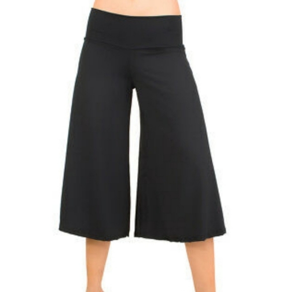 CAbi Pants - CAbi Carol Anderson Black Wide Leg Capri Pants